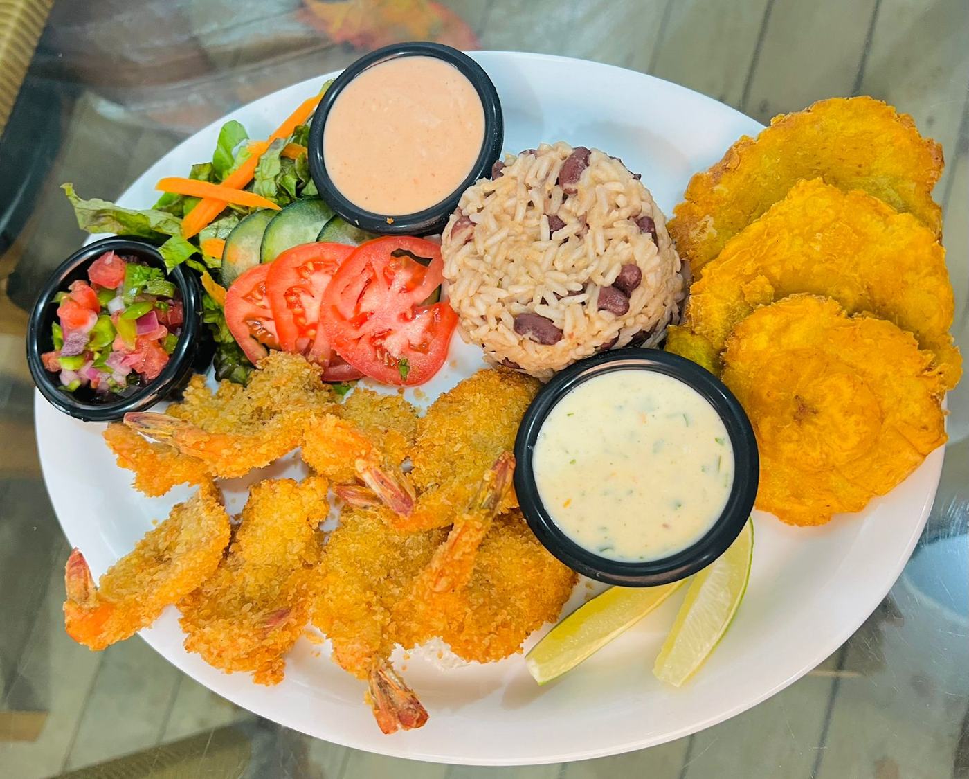 Camarones crujientes con tostones y ensalada