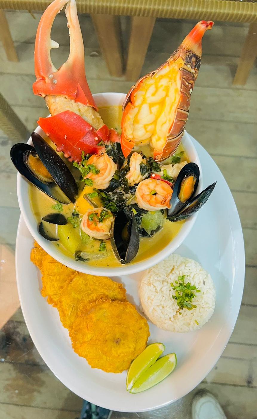 Plato de mariscos con mejillones y tostones